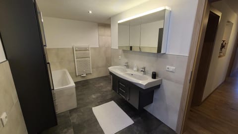 Bathroom, Bath, towels