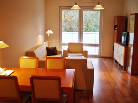 TV and multimedia, Living room, Seating area, Dining area