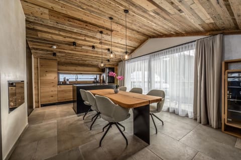 Kitchen or kitchenette, Dining area