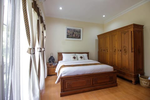 Bed, Photo of the whole room, wardrobe