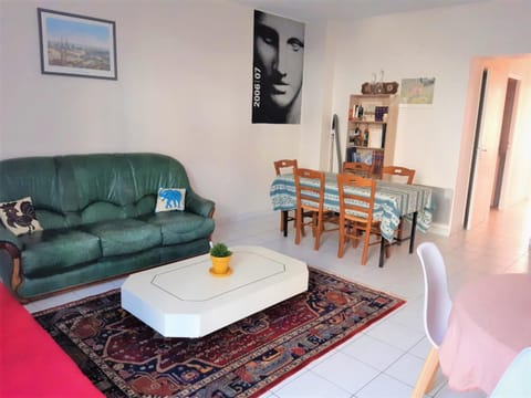 Library, Living room, Lounge or bar, Seating area, Dining area