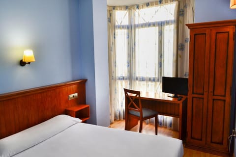 Communal lounge/ TV room, Bed, TV and multimedia, Photo of the whole room, Bedroom