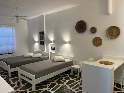 Bed, Photo of the whole room, Bedroom, fireplace