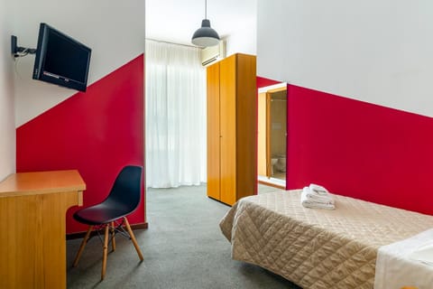 Bed, TV and multimedia, Photo of the whole room, Bedroom, wardrobe