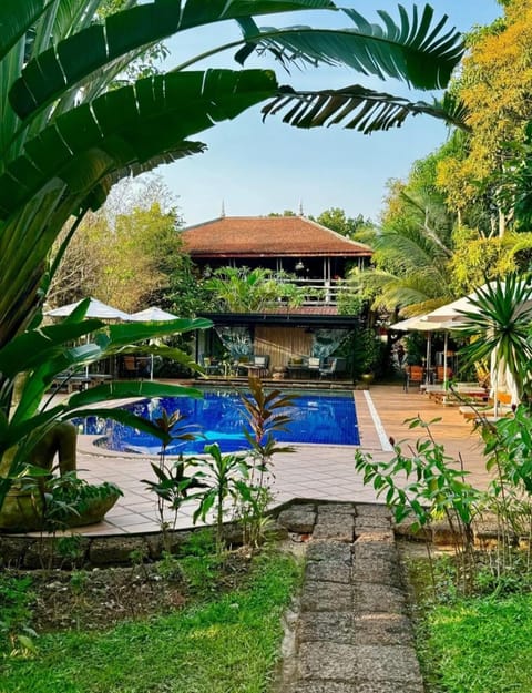 Property building, Day, Natural landscape, Garden, Garden view, Swimming pool, sunbed