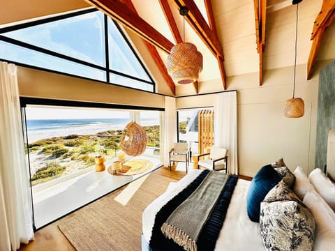 View (from property/room), Balcony/Terrace, Photo of the whole room, Seating area, Bedroom, Sea view