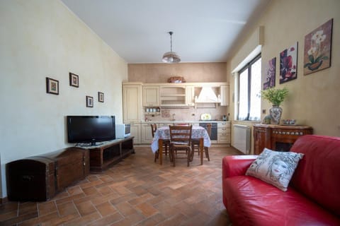 TV and multimedia, Living room, Lounge or bar, Seating area, Dining area