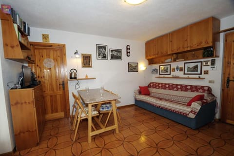 Bed, TV and multimedia, Living room, Seating area, Dining area, locker