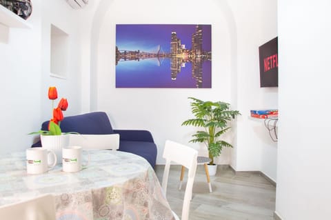 TV and multimedia, Living room, Decorative detail, Seating area, Dining area
