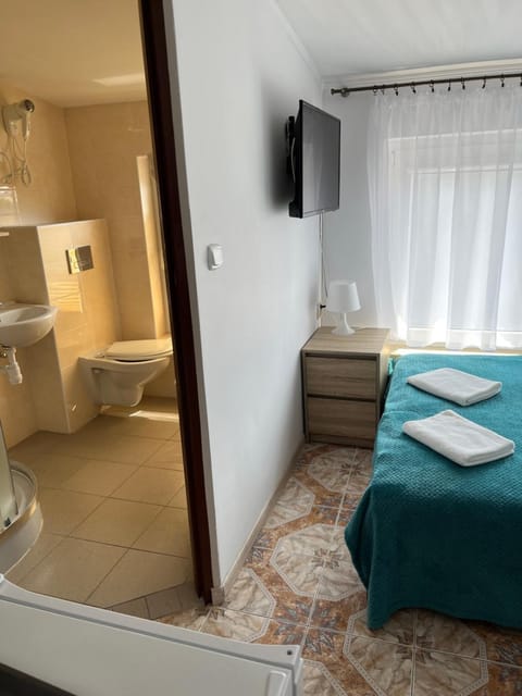 Bed, Bathroom, Photo of the whole room