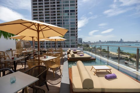 Restaurant/places to eat, Lounge or bar