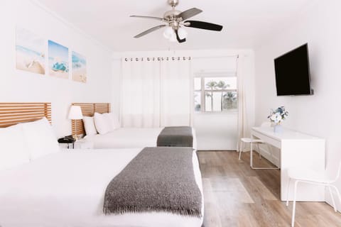 Bed, TV and multimedia, Photo of the whole room, Bedroom, Sea view