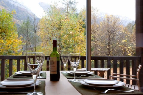 Food and drinks, Dining area, Mountain view, Drinks