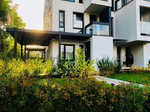 Property building, Facade/entrance, Garden