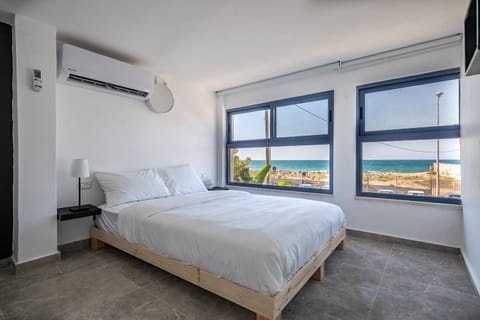 Photo of the whole room, Sea view