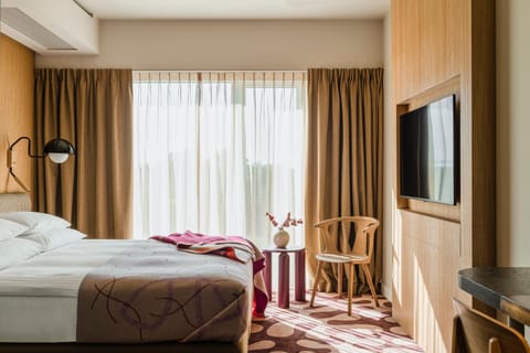 Bed, TV and multimedia, Photo of the whole room, Bedroom