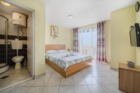 Photo of the whole room, Bedroom, towels
