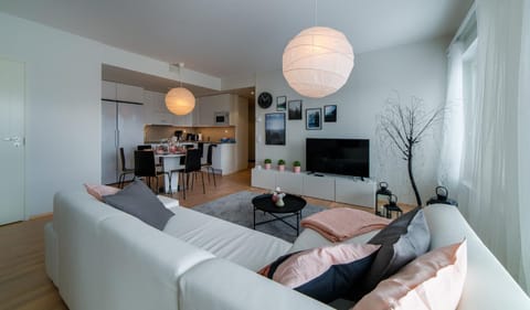 Communal lounge/ TV room, TV and multimedia, Living room, Photo of the whole room, Seating area, Bedroom