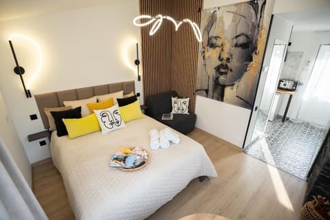 Bed, Photo of the whole room, Bedroom, towels