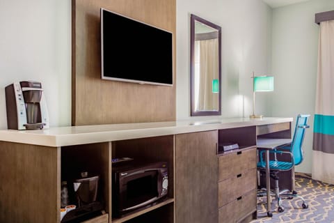 TV and multimedia, Coffee/tea facilities, hair dresser, minibar