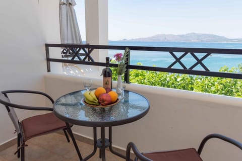 Property building, Balcony/Terrace, Food and drinks, Sea view, Alcoholic drinks