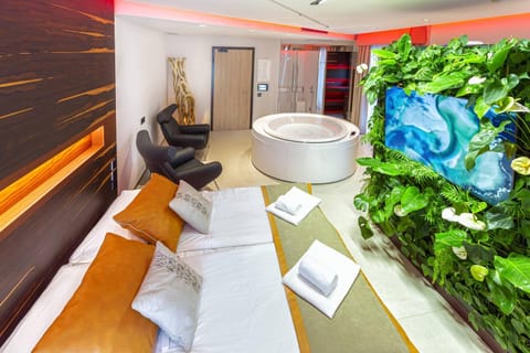 Bed, Hot Tub, Photo of the whole room, Seating area, Bedroom