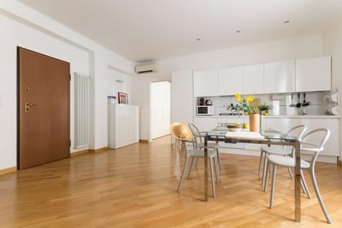 Kitchen or kitchenette, Seating area, Dining area