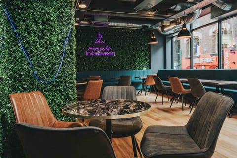 Restaurant/places to eat, Lounge or bar