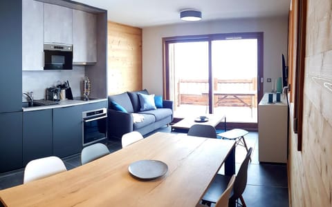 Kitchen or kitchenette, Living room, Dining area, Communal kitchen