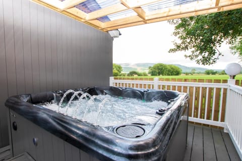 Hot Tub, Garden view, Mountain view