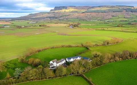 Nearby landmark, Day, Natural landscape, Bird's eye view, Landmark view, Mountain view