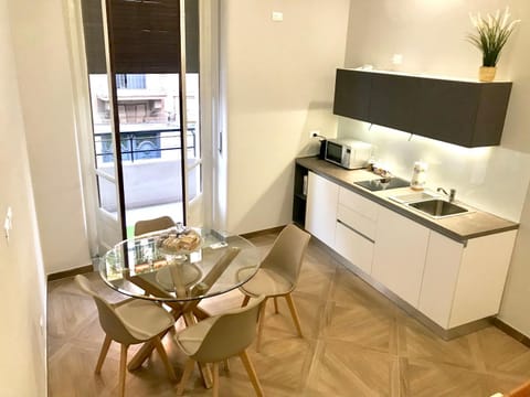 Kitchen or kitchenette, Dining area