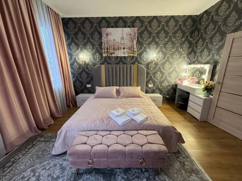 Bed, Bedroom, towels