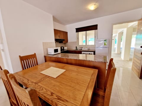 C5 Vanessa Poolside Apartment Apartment in Peyia