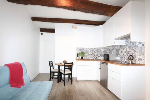 Kitchen or kitchenette, Dining area