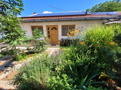 Property building, Garden, Balcony/Terrace, Garden view