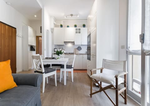 Kitchen or kitchenette, Living room, Seating area, Dining area