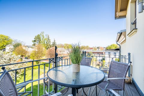 Property building, View (from property/room), Balcony/Terrace, Garden view, Quiet street view