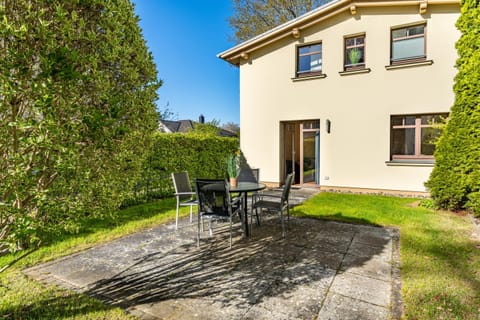 Property building, Spring, Garden, View (from property/room), Balcony/Terrace, Garden view