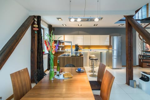 Kitchen or kitchenette, Dining area