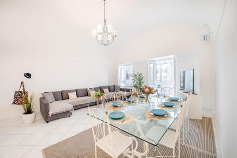 Living room, Seating area, Dining area