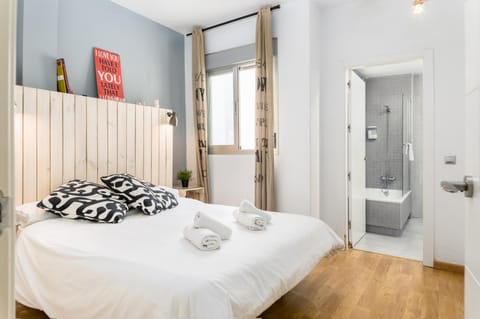 Shower, Bed, Bathroom, Photo of the whole room, Bedroom, Bath, towels