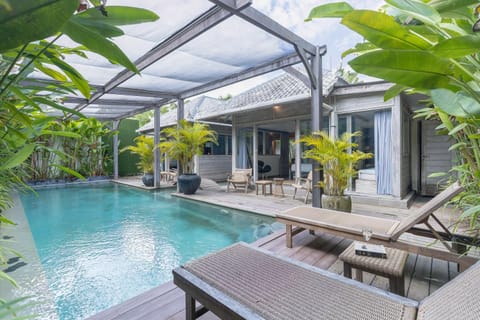 Property building, Day, Balcony/Terrace, Swimming pool, Swimming pool, sunbed