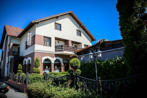 Property building, Facade/entrance, Garden, Garden view, Street view