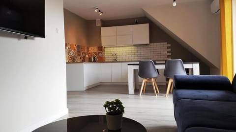 TV and multimedia, Kitchen or kitchenette, Living room, Seating area, Dining area