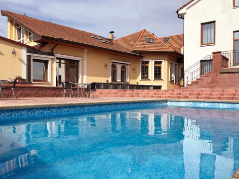 Swimming pool, Swimming pool