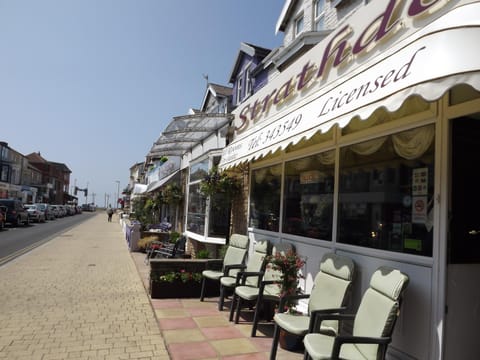 Property building, Facade/entrance, Balcony/Terrace, Seating area, Street view, Area and facilities