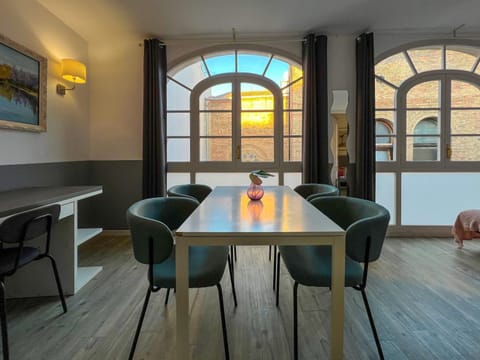 Dining area, Street view