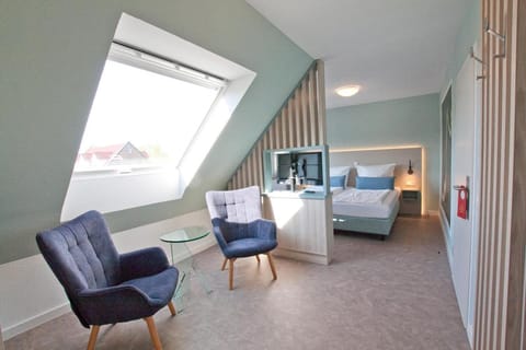 Bed, Photo of the whole room, Seating area, Bedroom