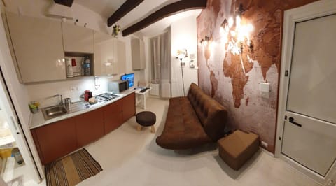 Kitchen or kitchenette, Seating area